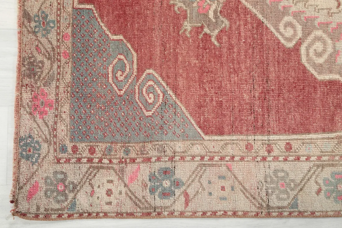Close-up of the border design with floral elements and the transition to the main field