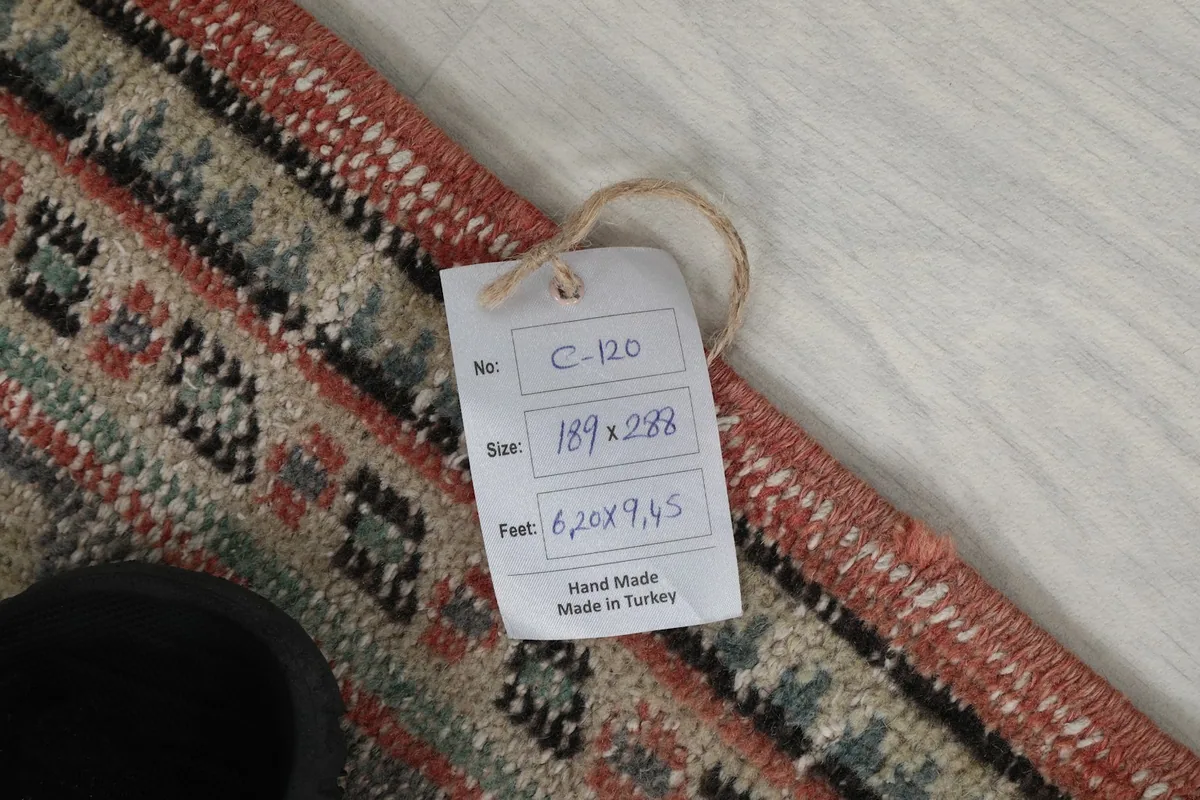 Tag displaying the rug's dimensions in centimeters and feet, and origin