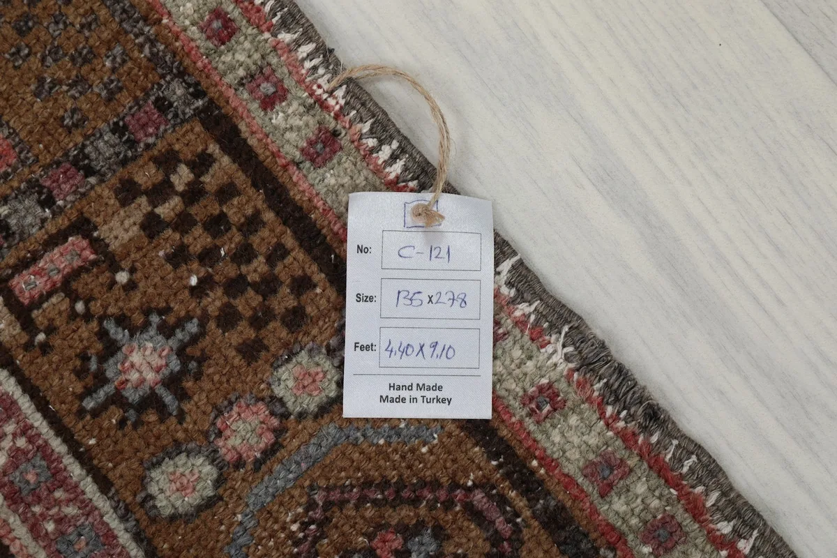 Tag displaying the rug's dimensions and origin, placed on the corner of the rug.