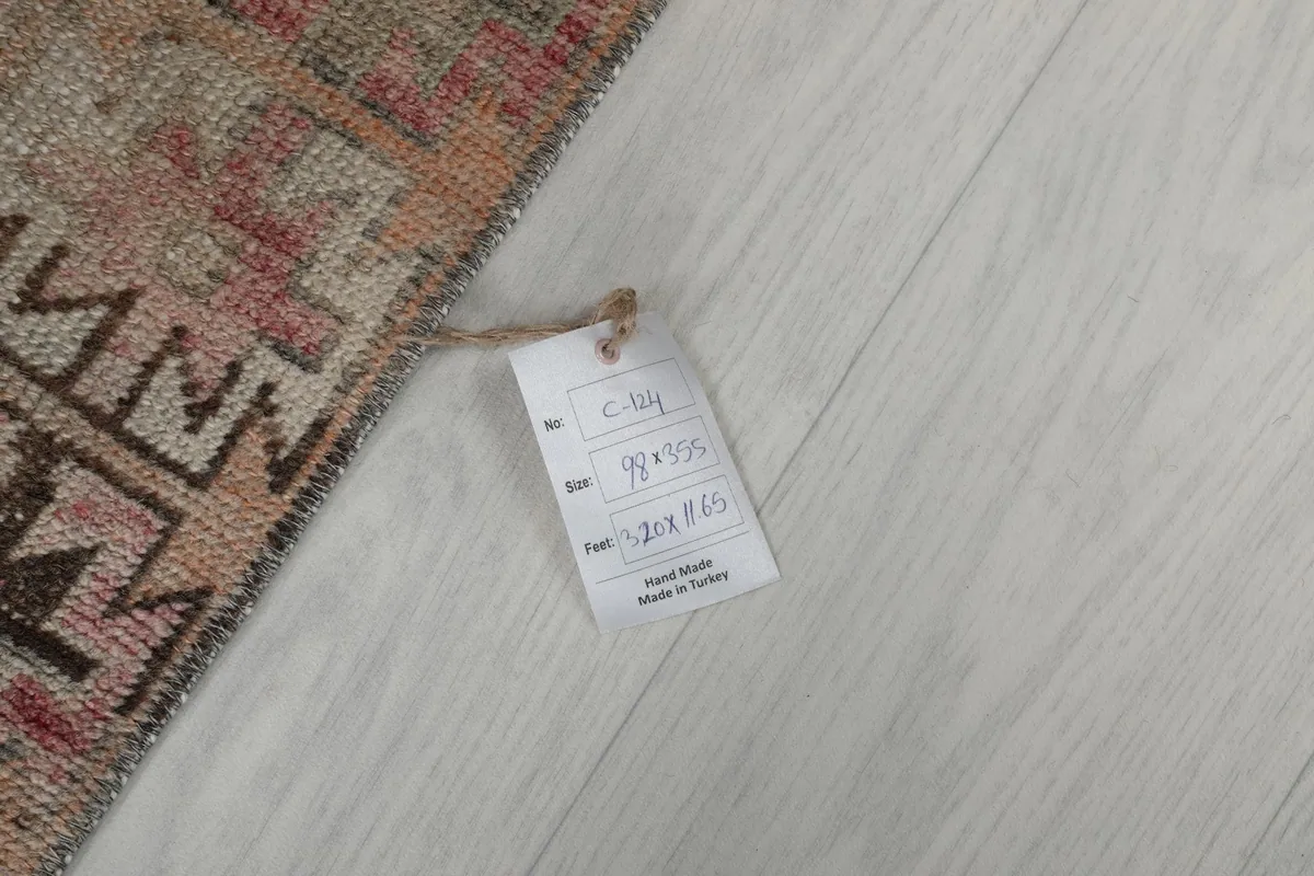 Product tag attached to the runner, displaying its dimensions and origin