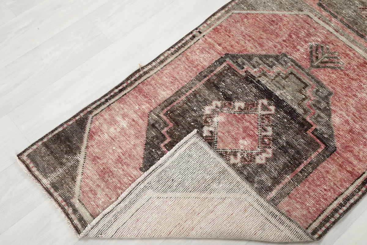 View of the runner's back, revealing the cotton foundation and hand-knotted construction