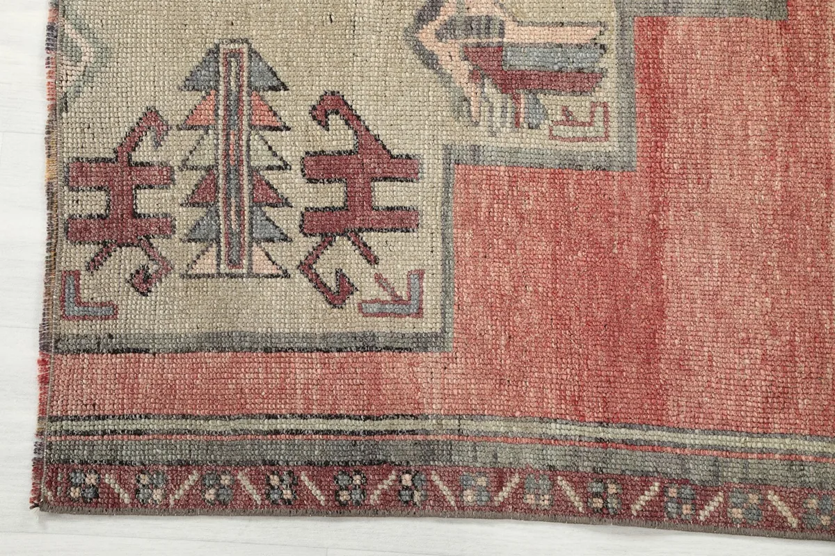 Close-up of the rug's border and corner design, showing the transition from field to edge