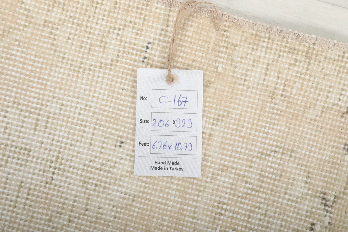 Tag showing the rug's dimensions in centimeters and feet, and origin as hand-made in Turkey