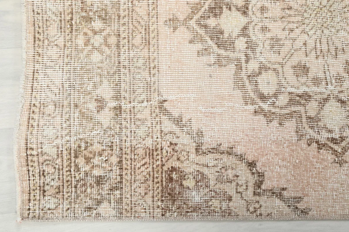 Detailed view of the runner's border design and the transition to the main ivory field.