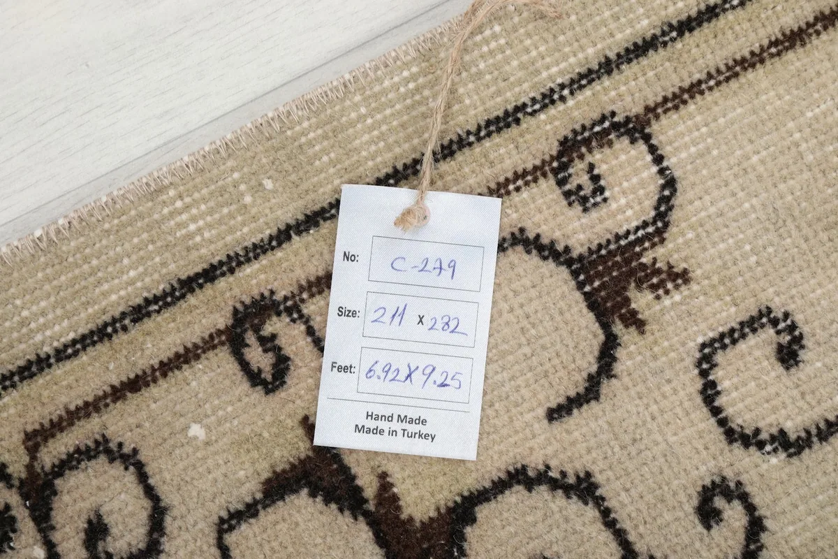 Tag showing the rug's dimensions and origin, attached to the corner.