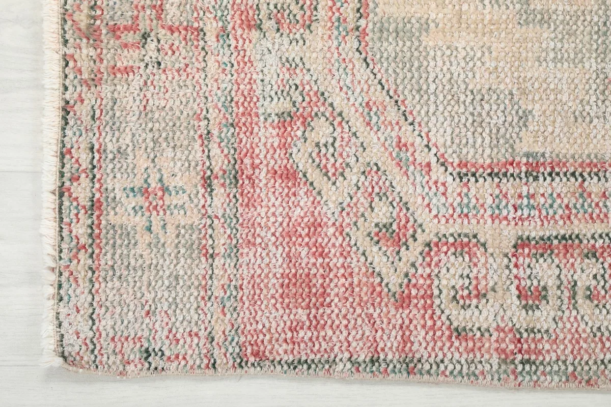 Close-up of the rug's edge, illustrating the border design and the short, finished fringe.