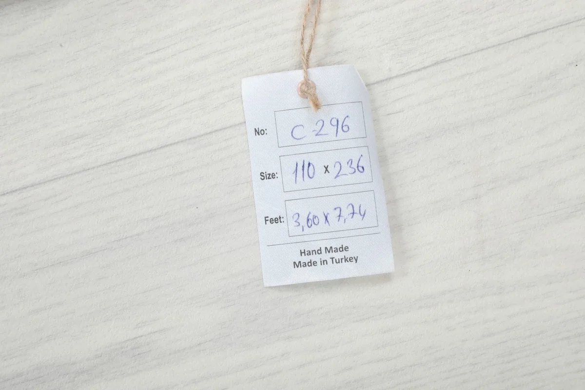 Product tag showing the rug's dimensions in centimeters and feet