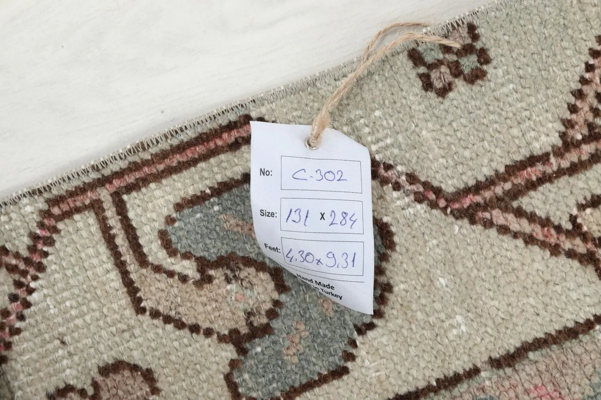Detail shot of the rug's tag, showing size measurements in centimeters and feet/inches.