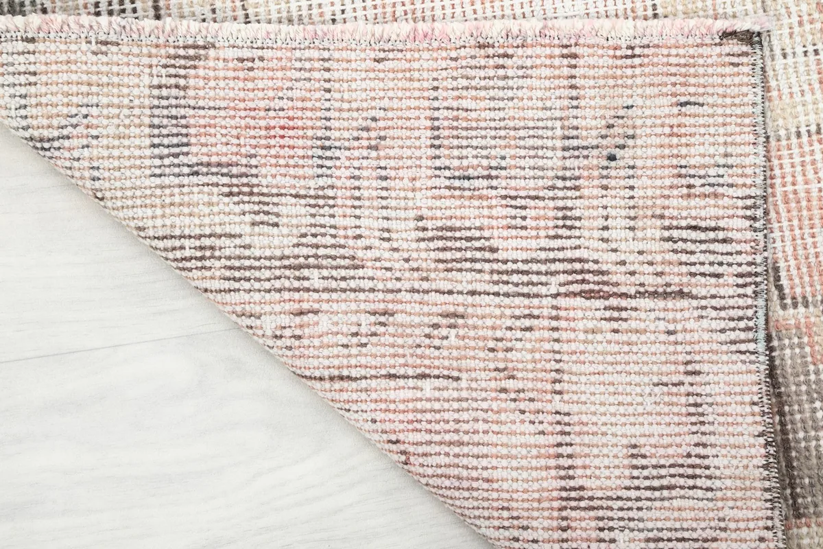 Close-up of the cotton foundation and hand-knotted backing