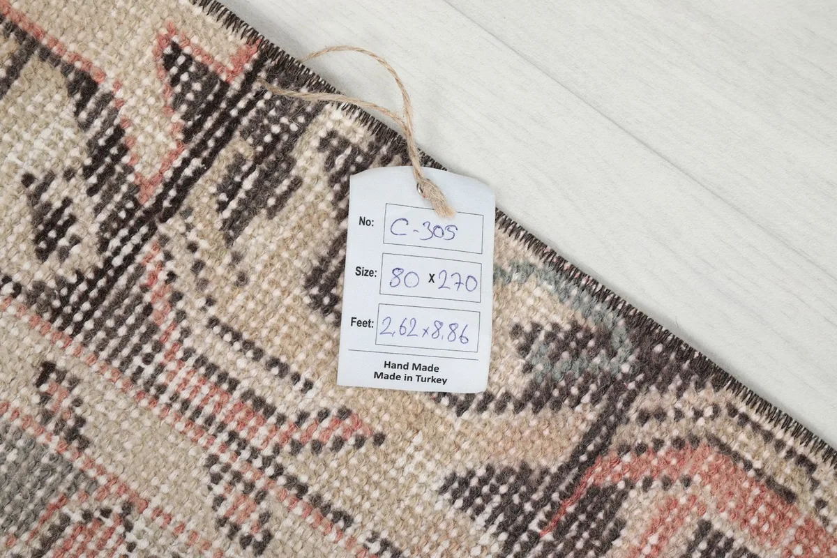 Label showing the rug's dimensions in centimeters and feet