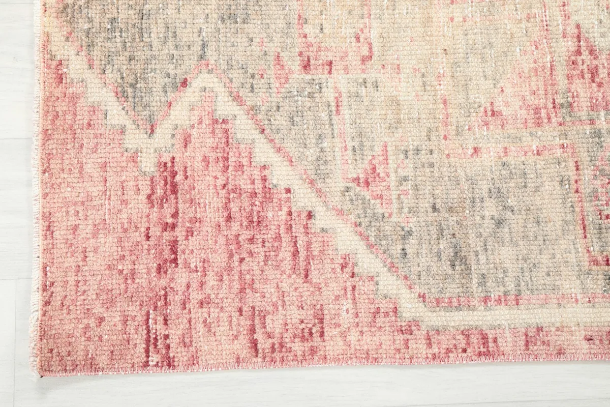 Close-up of the edge of the runner, highlighting the subtle border and the blend of rose and gray tones.