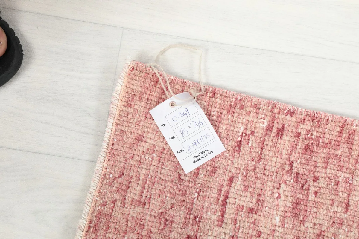 Product tag displaying the dimensions 2'9" x 11'4" (85 x 346 cm) on the corner of the runner rug.