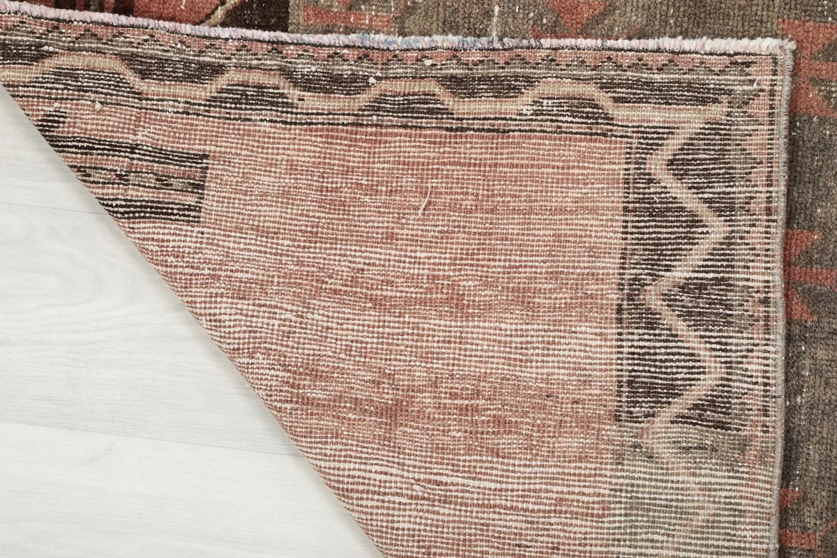 Close-up of the rug's reverse side, revealing the cotton foundation and knotting details.