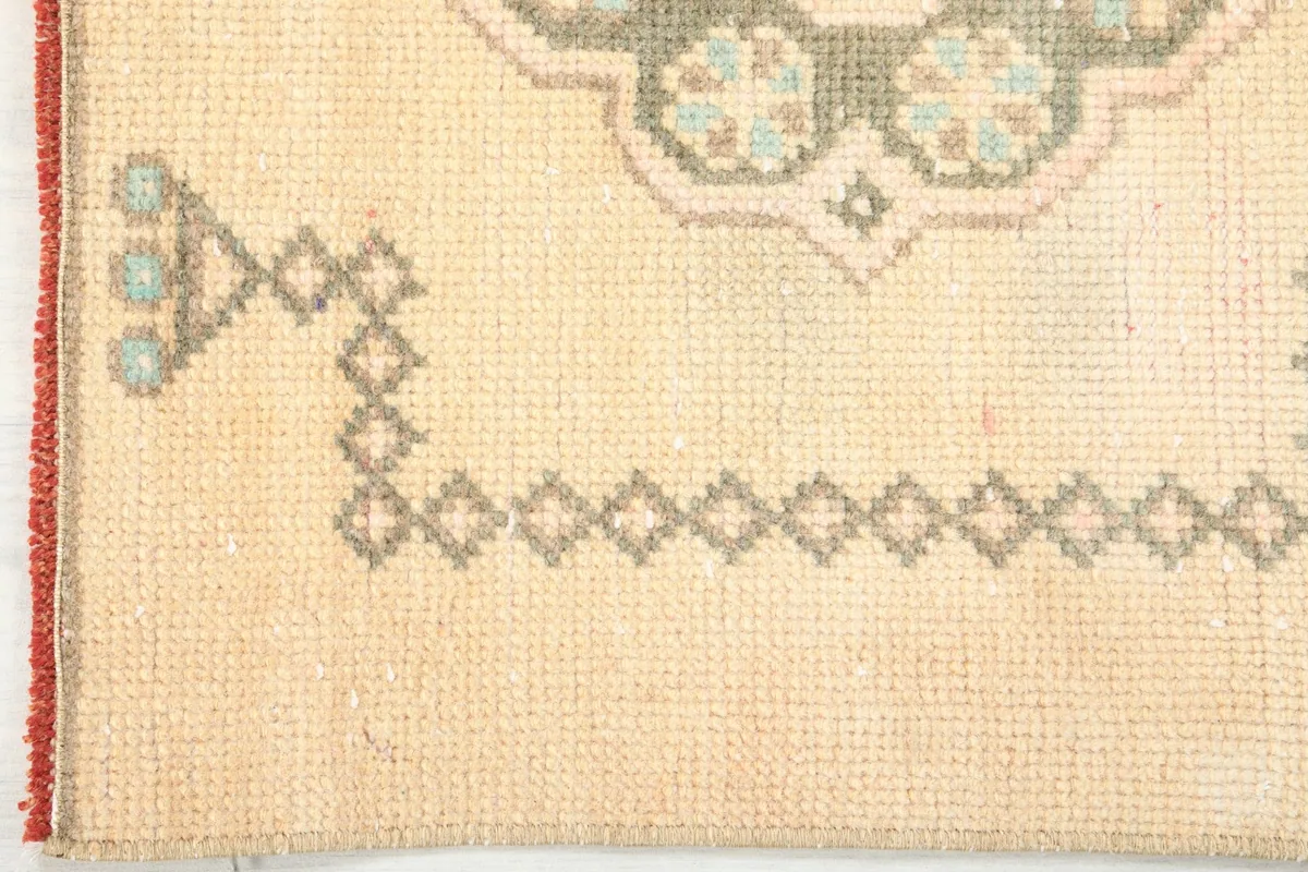 Detail of the side edge and a small section of the patterned field, showing the tight weave.