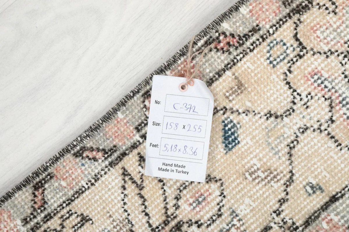 Photo of the rug's tag, displaying its size 158 x 255 cm (5'2" x 8'4") and origin from Turkey.