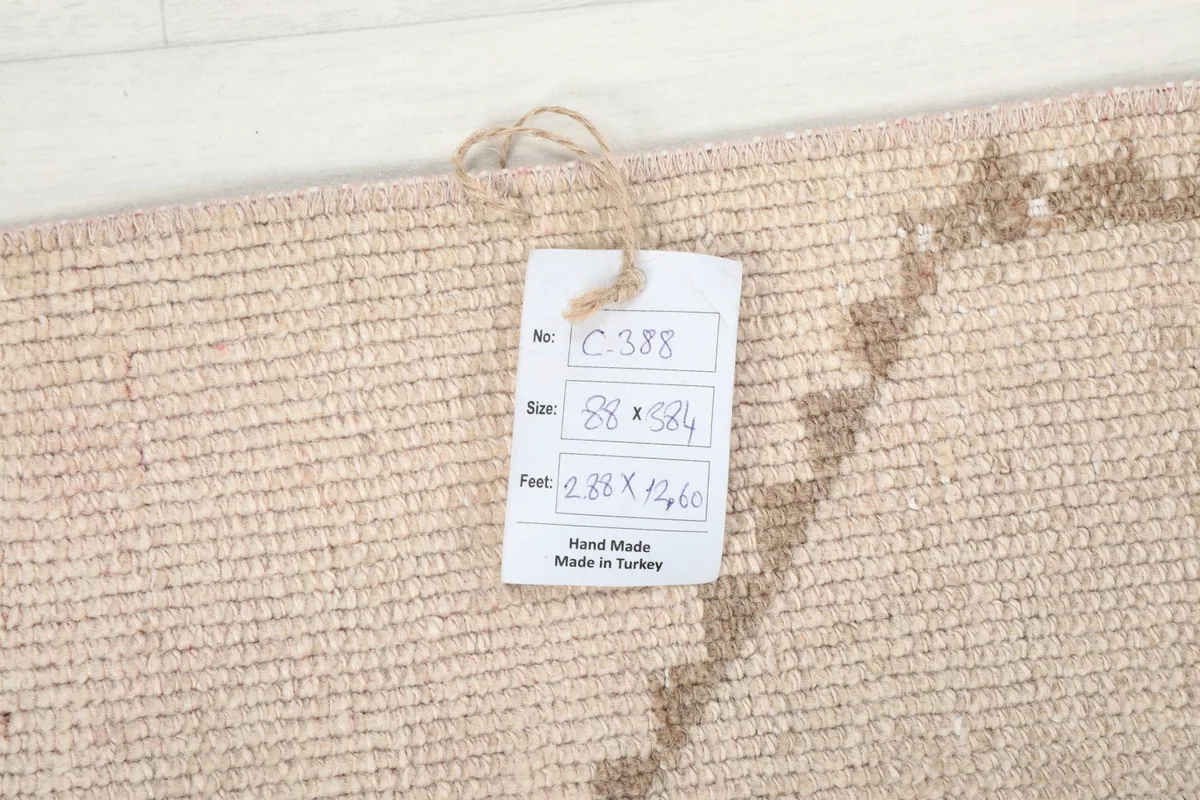 Label attached to the back of the rug, displaying size and origin information.