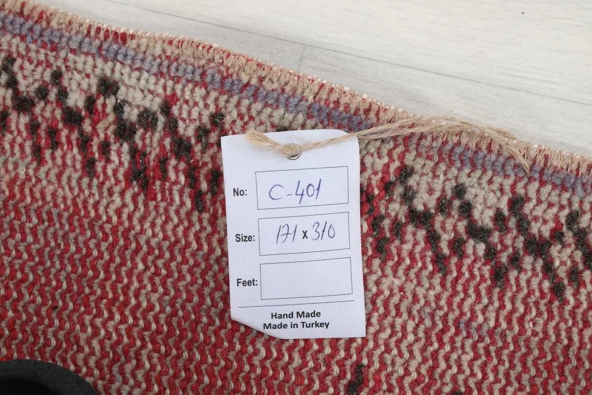 Label showing the rug's dimensions and origin, 'Hand Made in Turkey'