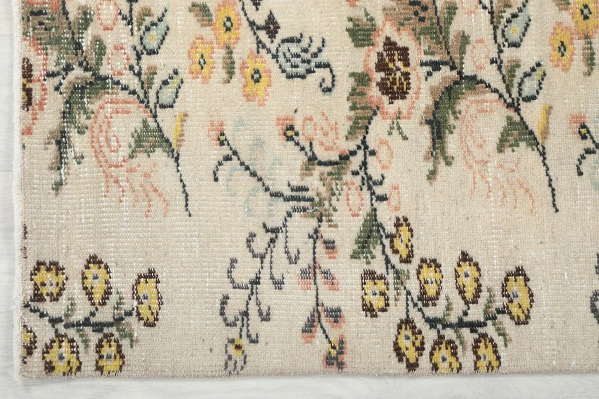 Edge of the rug showing the subtle border design and the quality of the hand-knotting