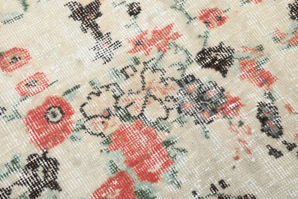 Close-up of the low wool pile, showing the texture and color variations of the knots.