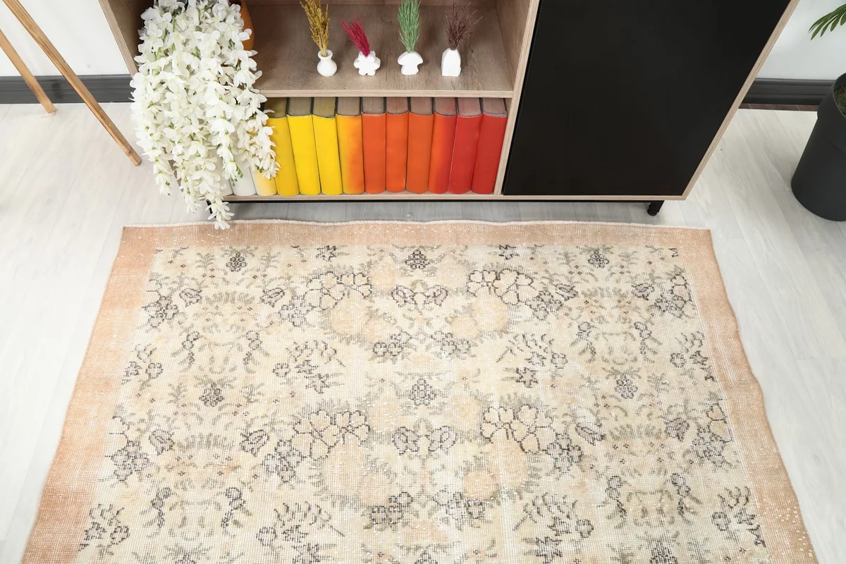 Direct overhead shot of the rug's center and a portion of its orange border