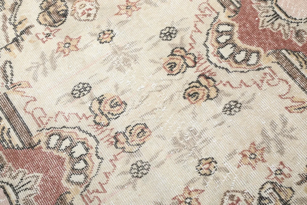 Detailed view of the hand-knotted wool pile within the ivory medallion, showing individual knots and colors.