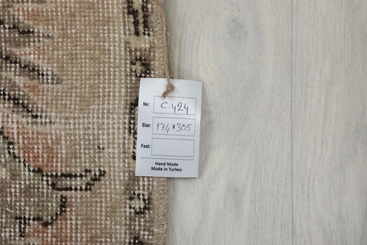 Product tag attached to the rug, showing the size 176x305 cm and 'Hand Made in Turkey'