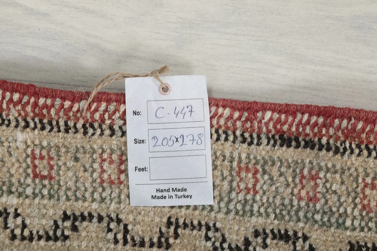 Tag showing the rug's dimensions and origin, attached to the border