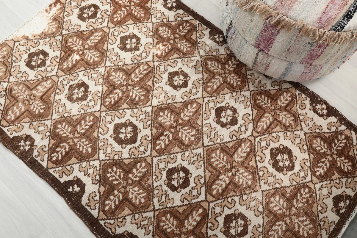 Corner angle of the rug, detailing the geometric design and border