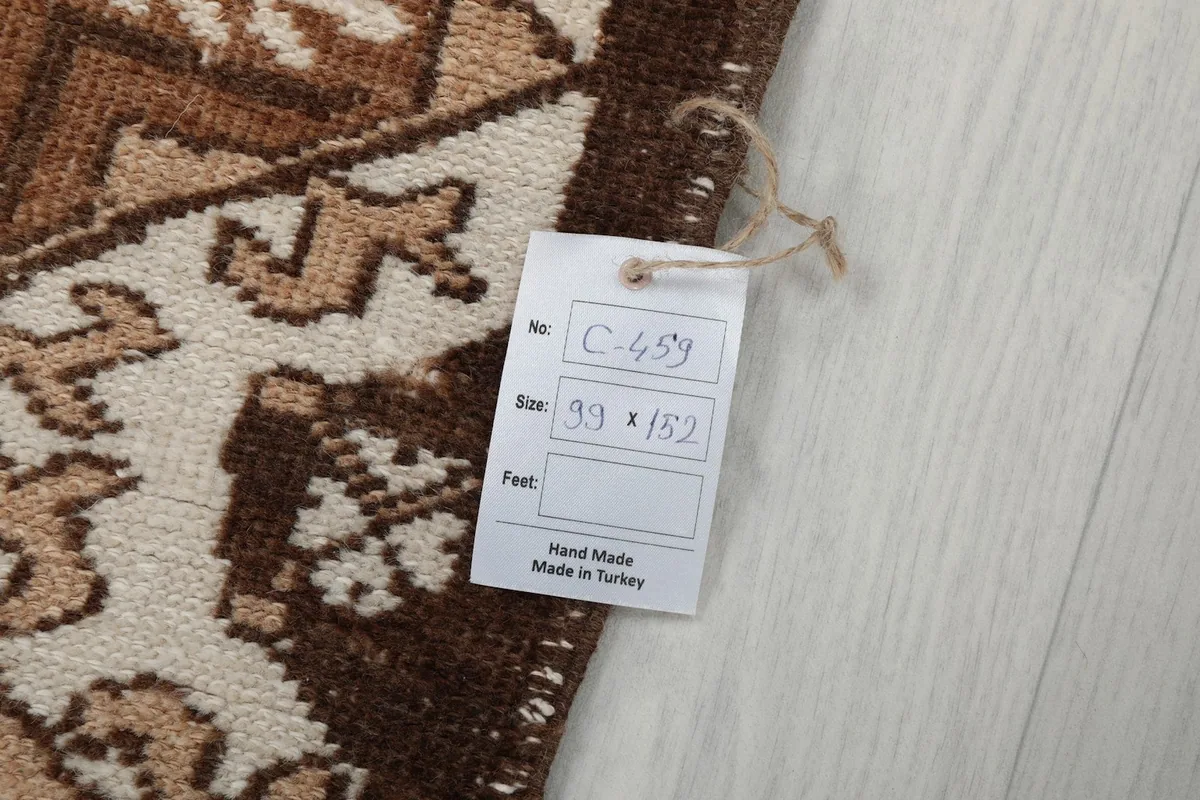 Tag showing the rug's dimensions of 99 x 152 cm, confirming it's handmade in Turkey
