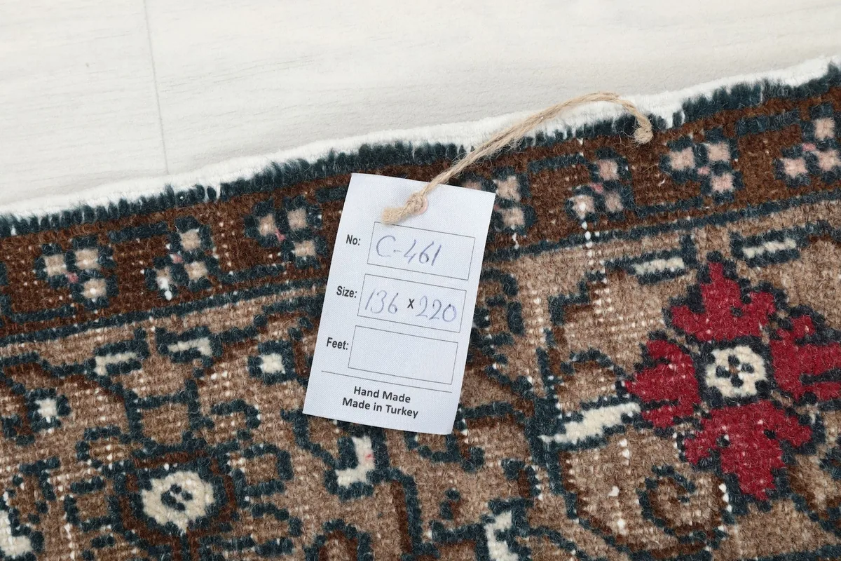 Tag with rug dimensions (136x220 cm) and 'Hand Made in Turkey' on the rug's border