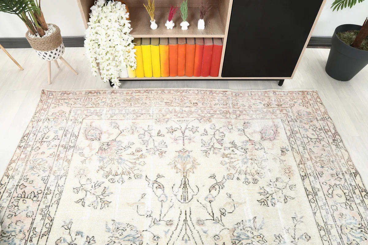 Angle view of the rug's center field and border design near furniture
