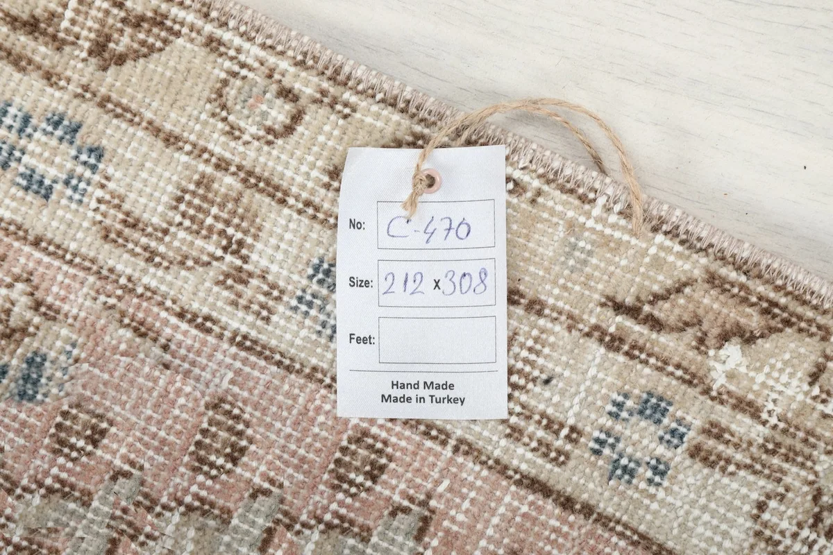 Tag showing rug's identification number C-470 and size 212x308 cm, handmade in Turkey