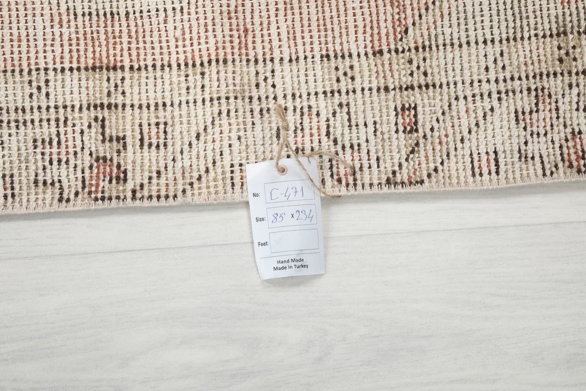Tag on the Faded Beige Geometric Medallion Runner, displaying size and origin details.