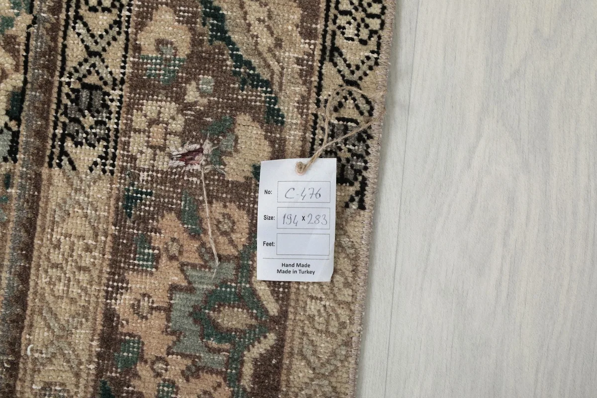 Tag showing the rug's origin (Hand Made in Turkey) and dimensions