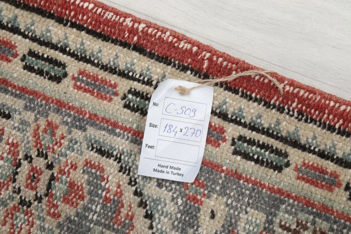 Label attached to the rug showing product number and dimensions in centimeters