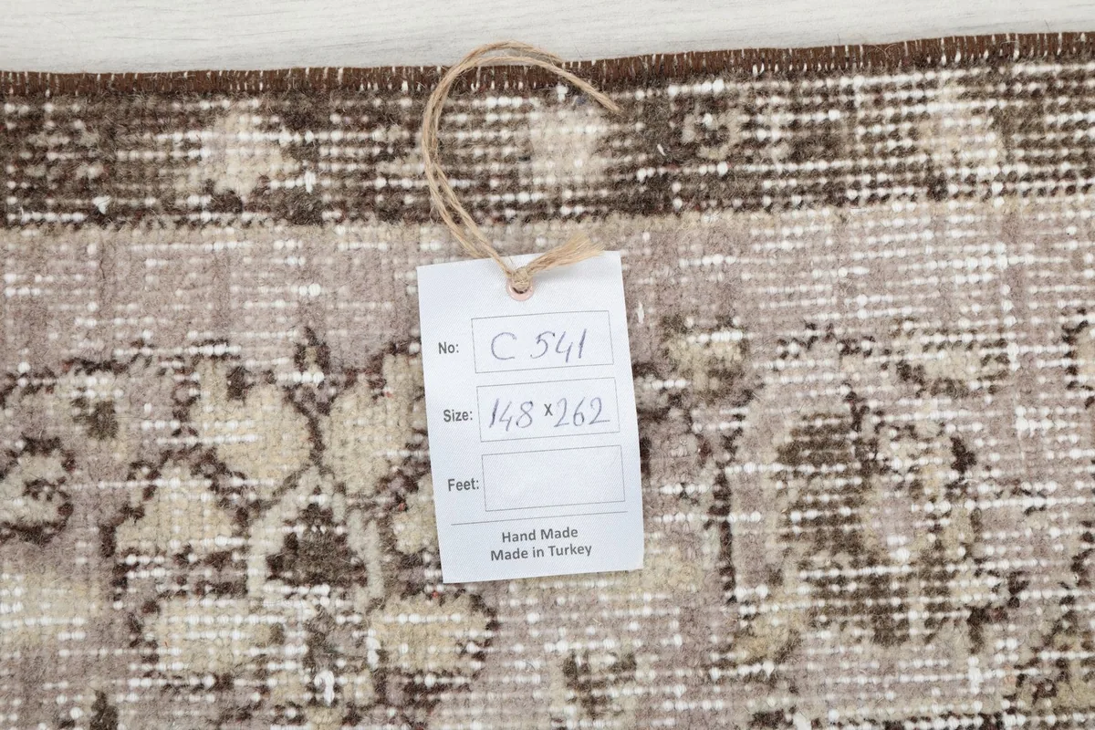 Tag with 'C 541' and '148 x 262' cm dimensions, indicating hand-made in Turkey, on the rug's back.