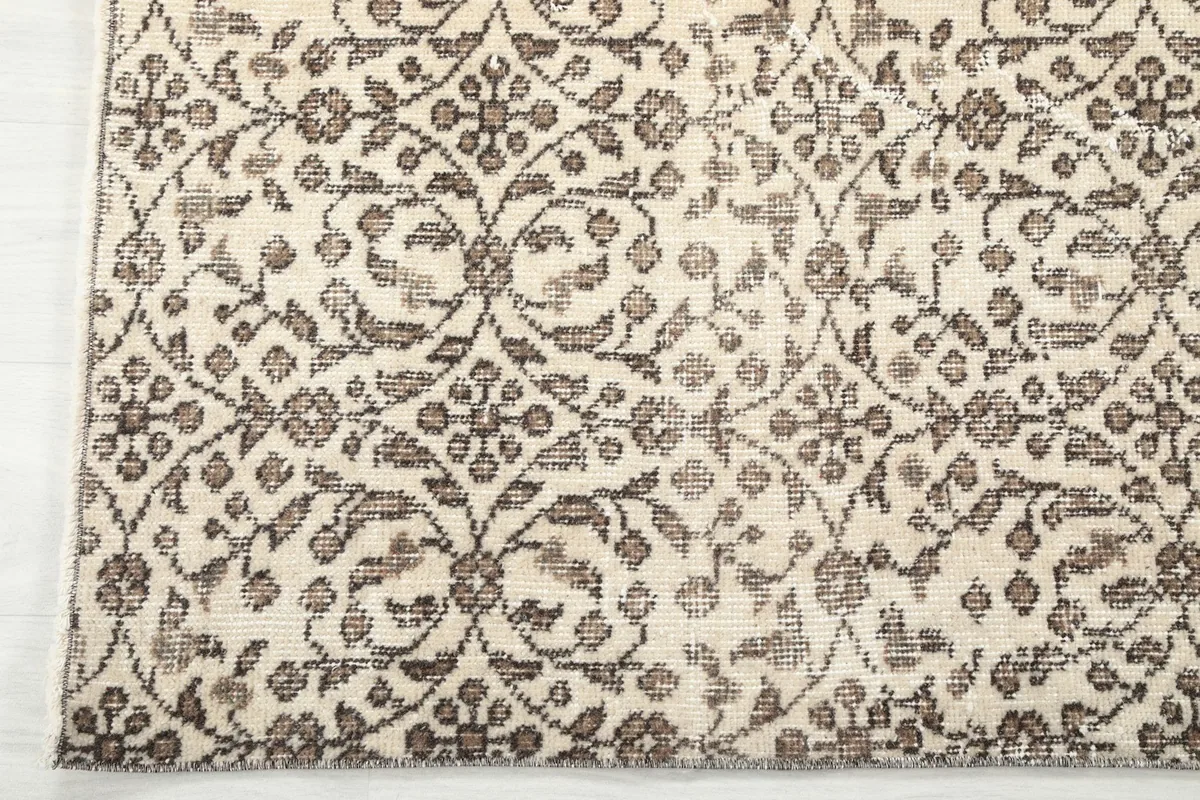 Corner detail of the rug, highlighting the pattern and edge finishing