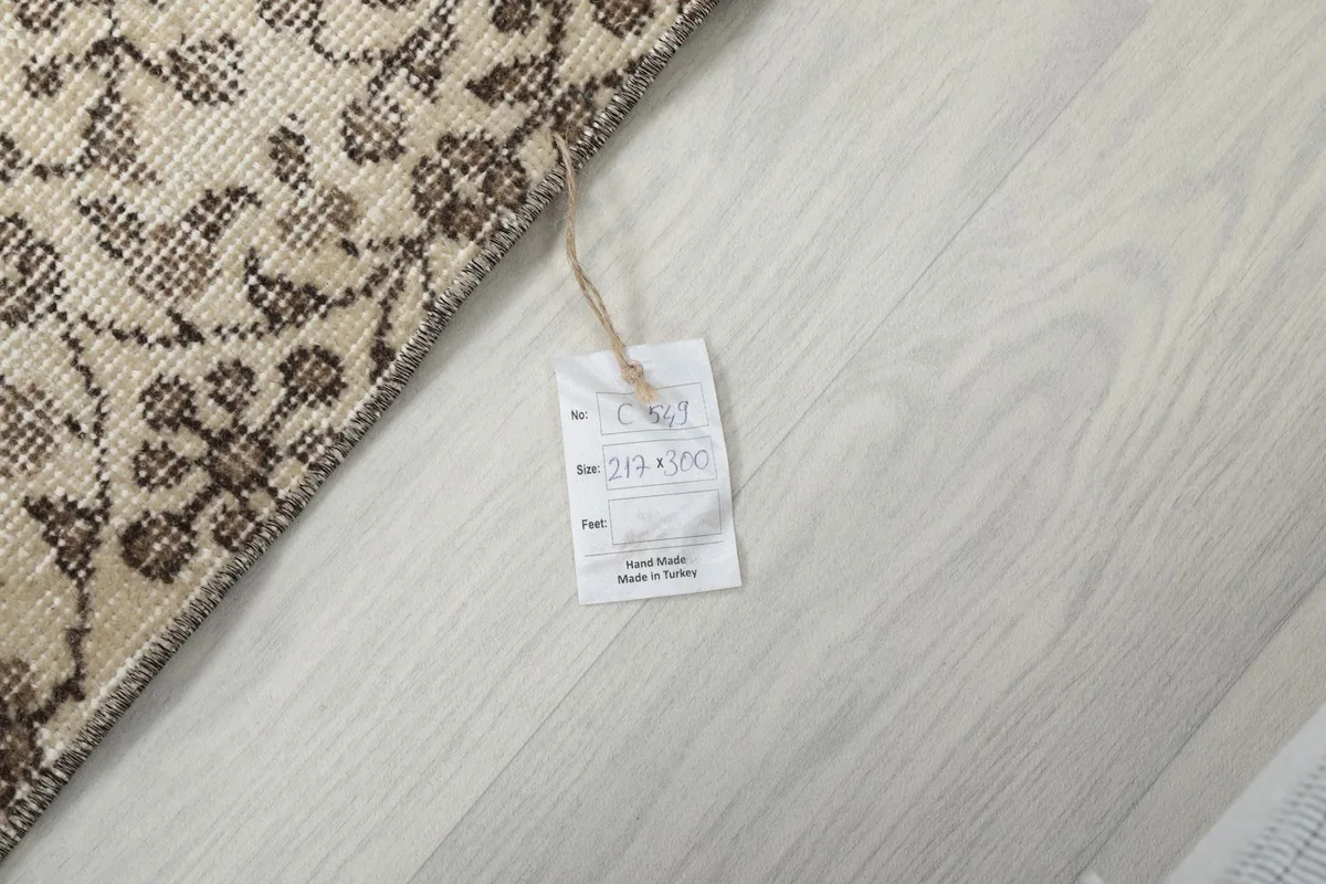 Product tag on the rug showing size 217x300 cm and origin Anatolia, Turkey
