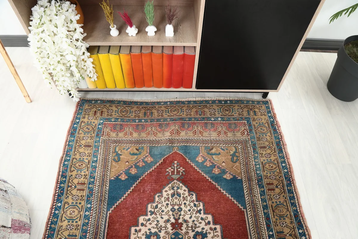 Top-down view of one end of the rug, showing the details of the border and field