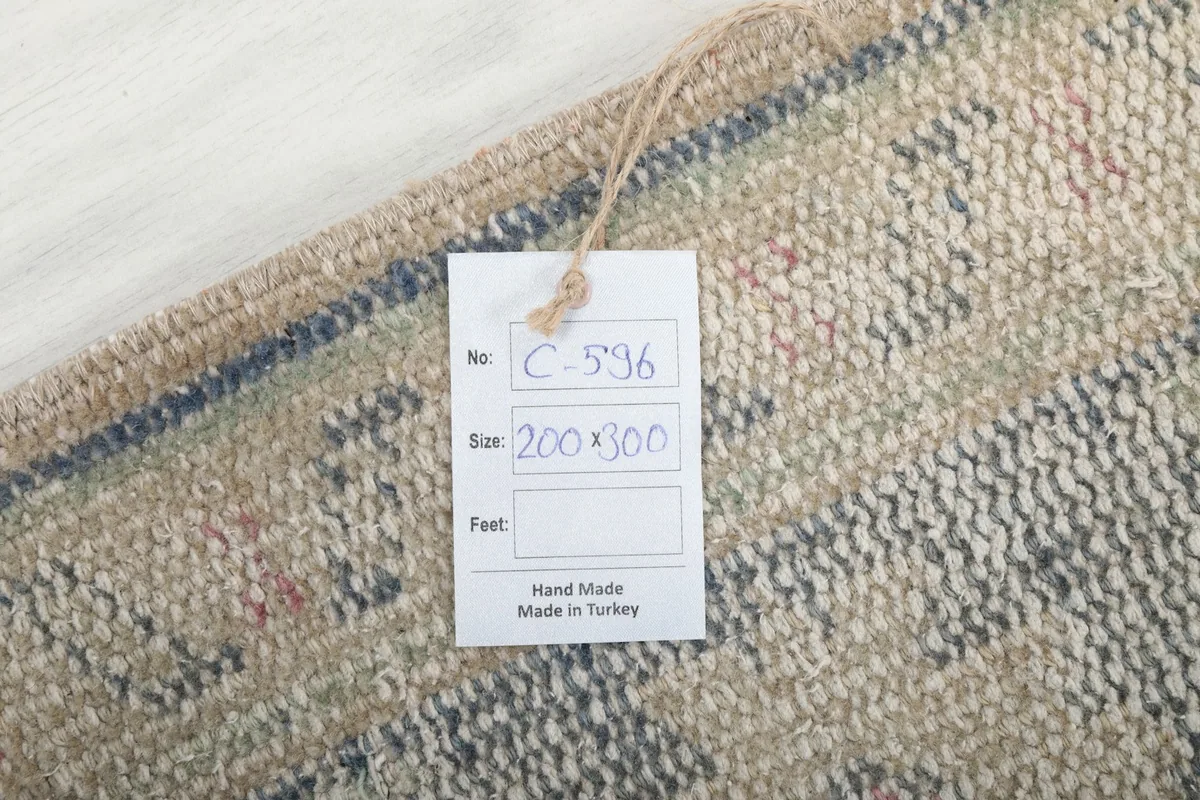 Detail of the rug's back with a tag indicating its origin and size in centimeters