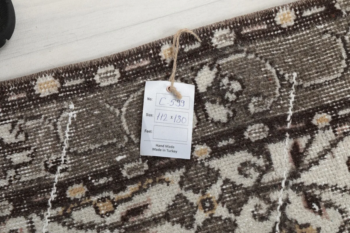 Close-up of the rug's tag displaying size information in centimeters