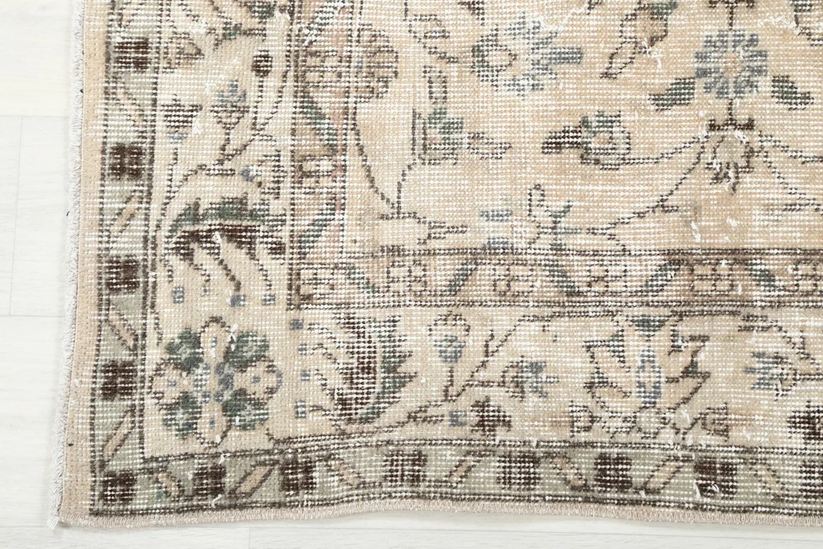 Corner detail of the rug, illustrating the border design and subtle color variations