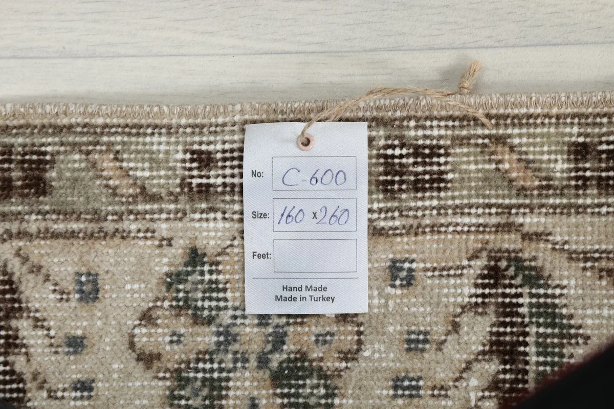 Tag displaying the rug's unique number and dimensions: 160 x 260 cm, hand made in Turkey