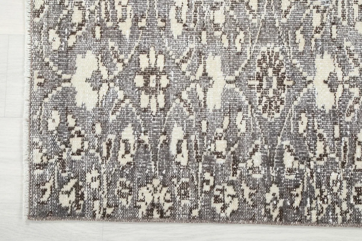 Close-up of the rug's edge, showing the intricate pattern extending to the border