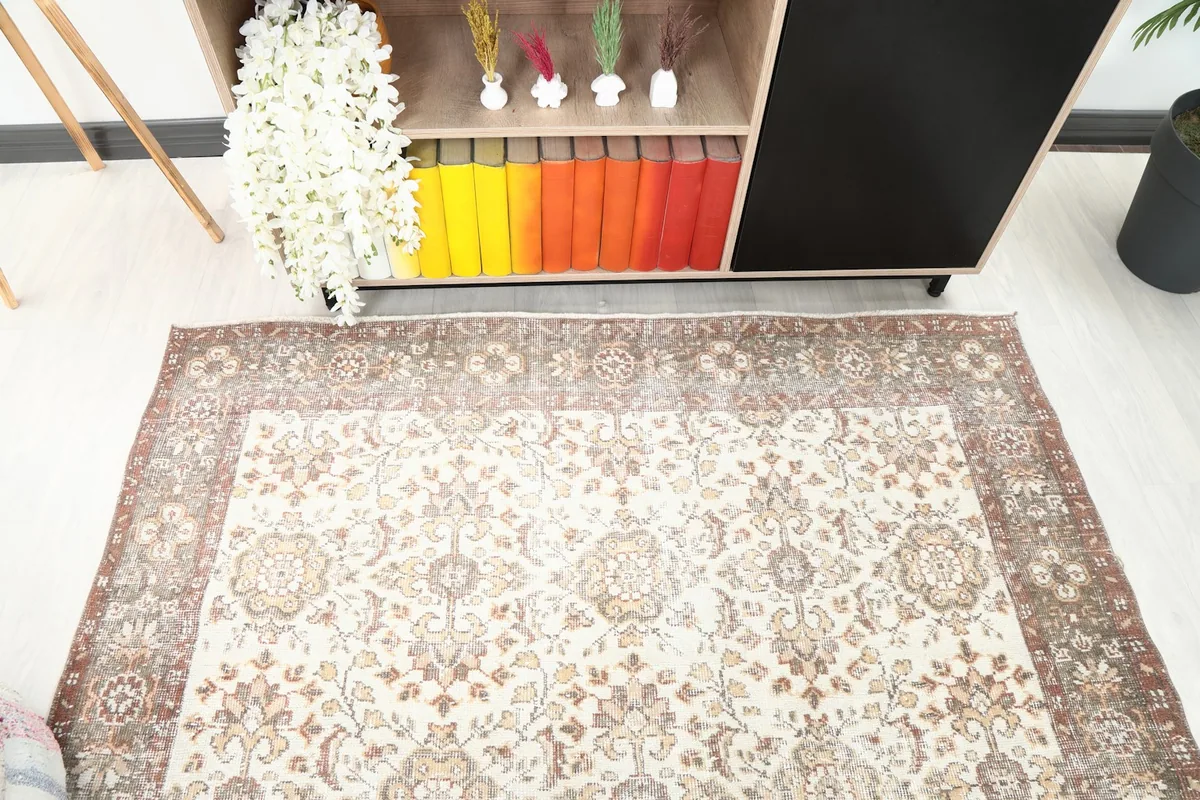 Detail of the rug's pattern and border from an elevated perspective in the room