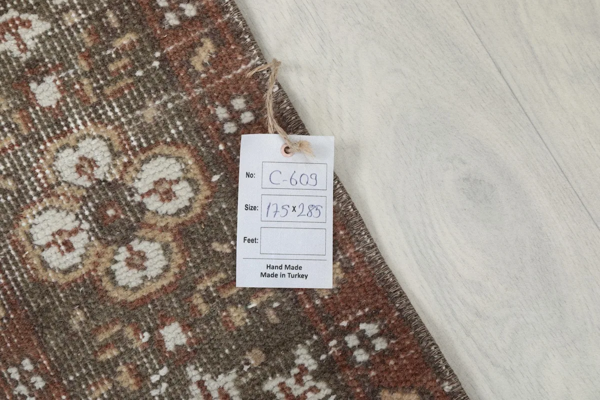 Close-up of the rug's underside with a tag showing the measurements 175x285 cm