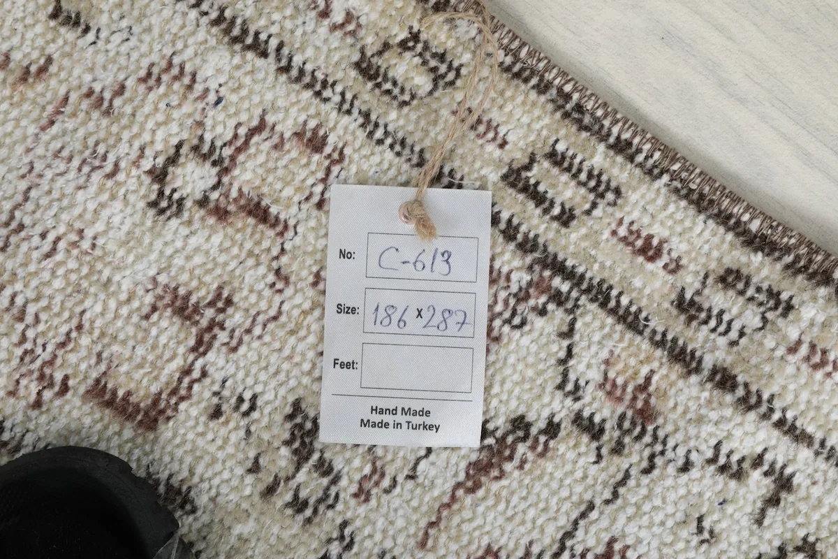 Tag showing the rug's dimensions 186x287 cm and origin as handmade in Turkey