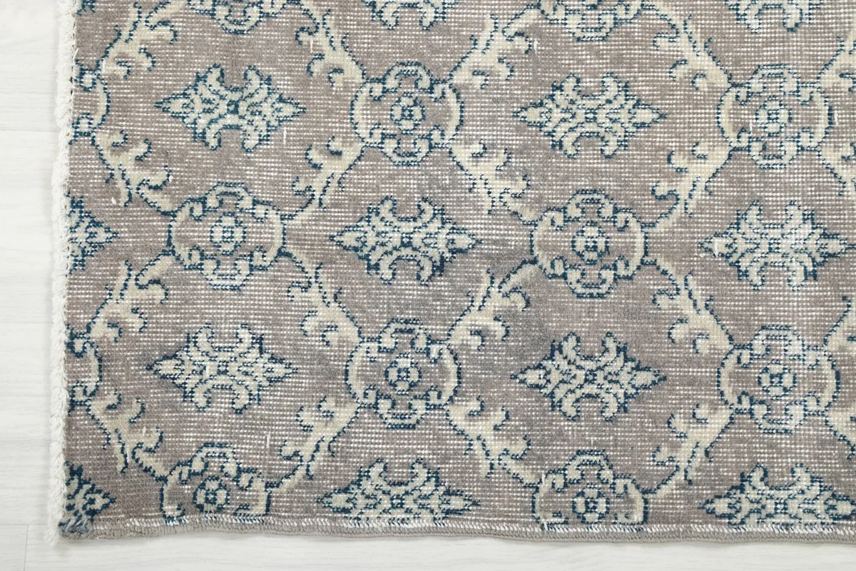 Close-up of the rug's edge, showing the pattern extending to the border