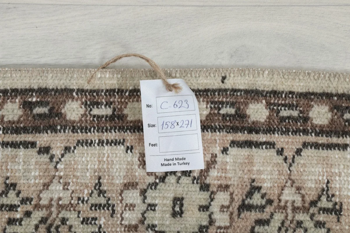 Tag showing the rug's dimensions (158x271 cm) and 'Hand Made in Turkey' on the reverse side