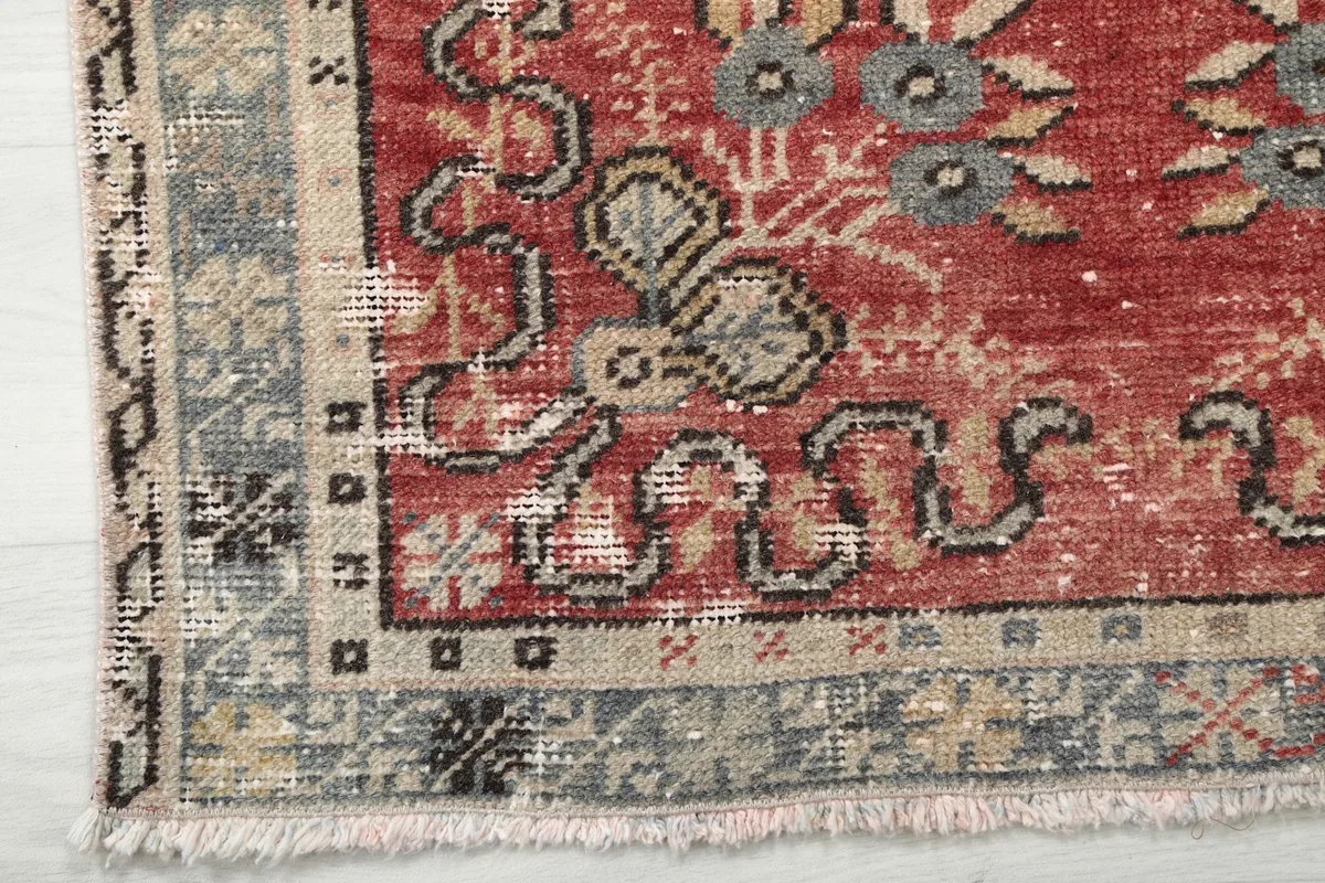 Close-up of the rug's border showing the gray and black patterns and a corner of the rug